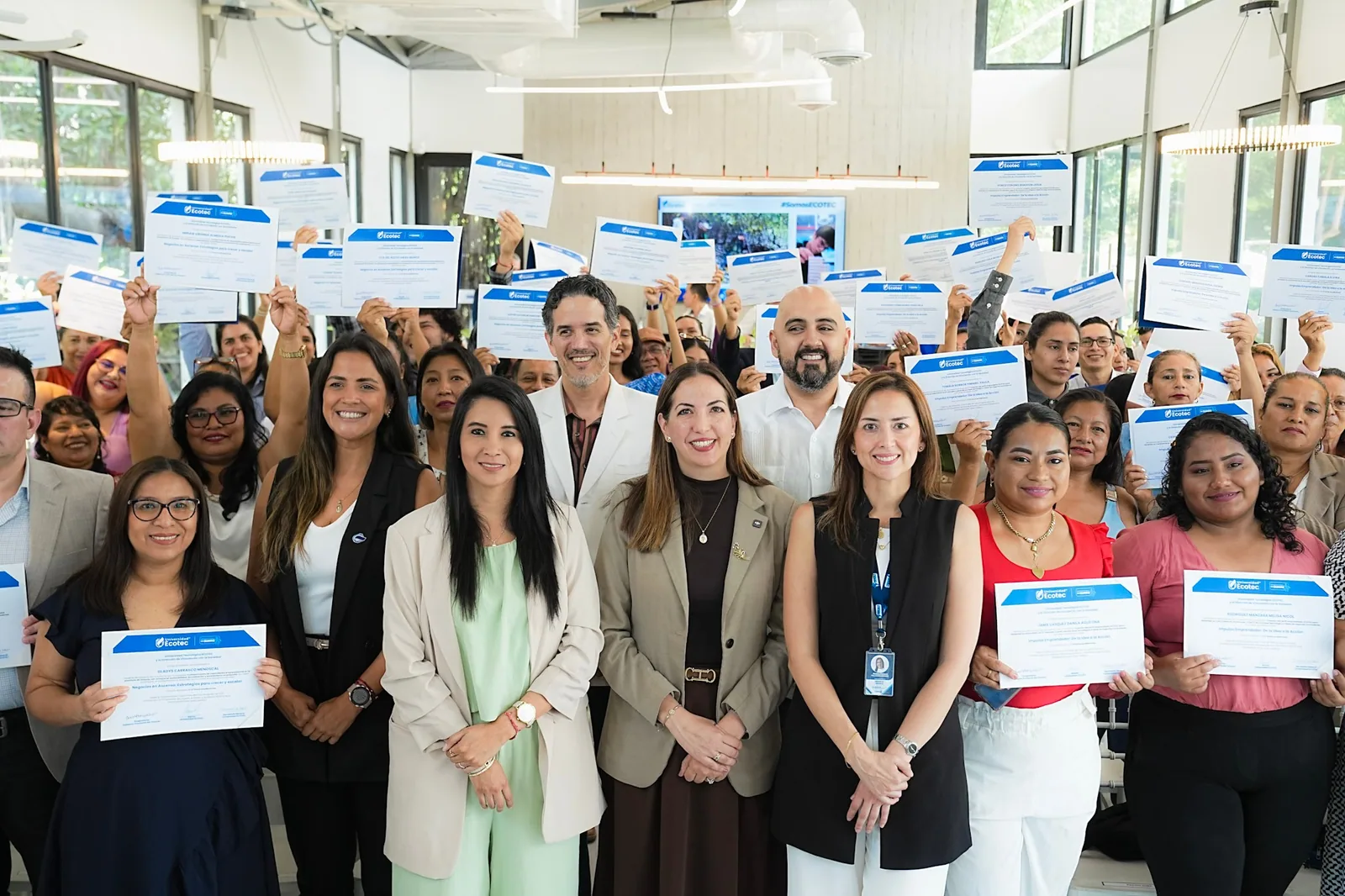 Impulso Ecotec y la Prefectura del Guayas certifican a 87 emprendedores en fortalecimiento productivo